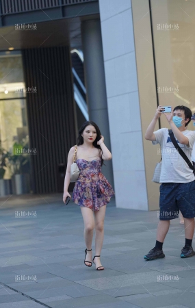 搭讪拍摄低胸裙美妇