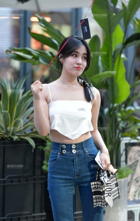 漂亮牛仔裤美女