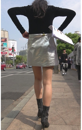 银色皮裙美女