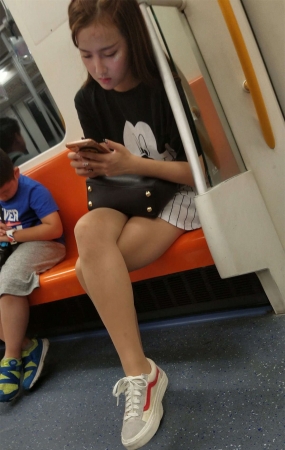 黑色米奇T恤肉丝运动鞋美女