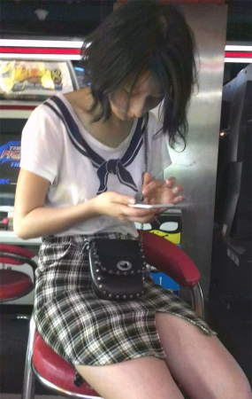 游戏厅白腿前开叉包臀裙妹子
