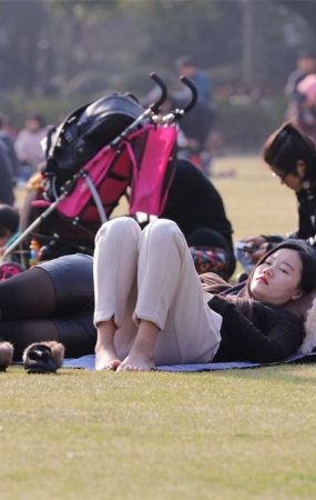 No707 长发披肩的靓妹，果然长着一双标准的长趾美人足