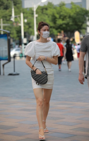 白色连衣裙女友