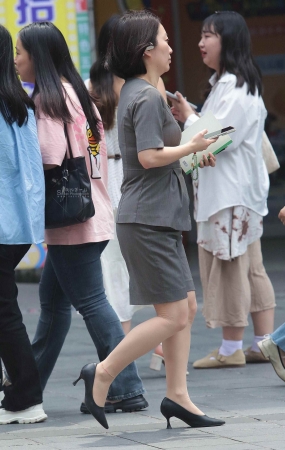 诱惑肉丝高跟街拍OL-13P