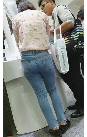 牛仔紧身裤小妹