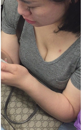 玩手机的妹子