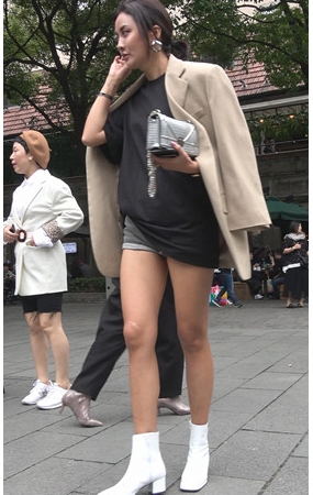 很有自信的白色短靴MM