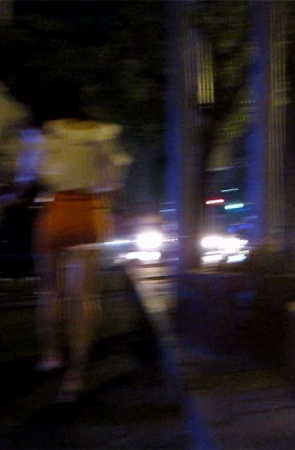 极品橙色紧身裙美女和男友街边打车
