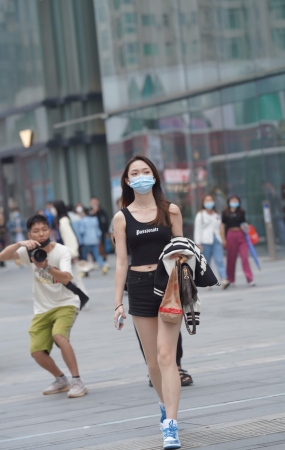 热裤美腿美女