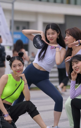 可爱的蓝色瑜伽裤小姐姐