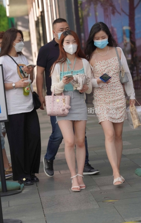 一对漂亮的美腿姐妹