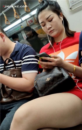 听歌的妹子