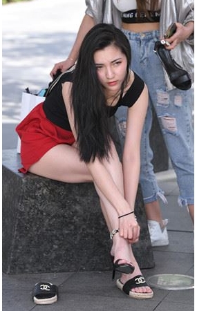 换鞋的美女(23P)