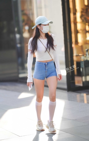 210429-15 热裤美眉