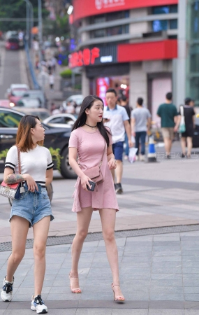 粉色裙美女