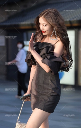 靓丽的美腿高跟美女