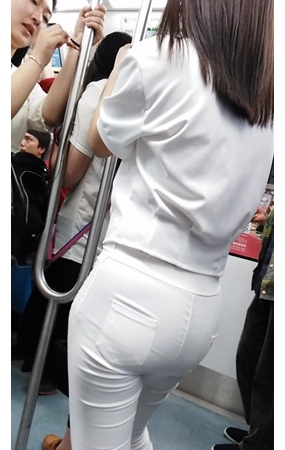 地铁里的紧身白裤