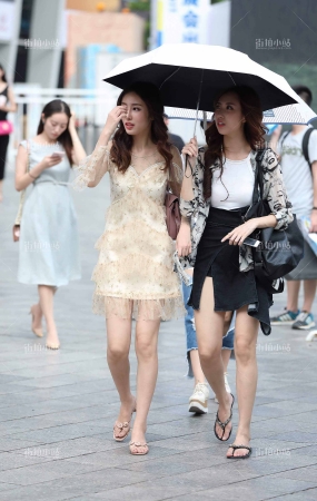 街拍米色群气质美女姐姐