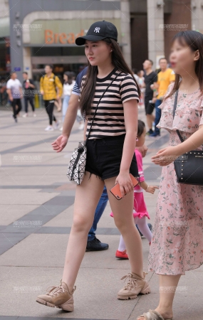 黑色热裤小月牙美眉