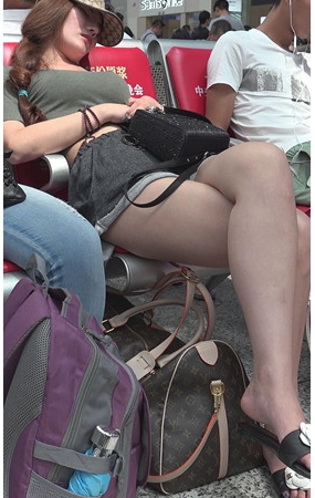 休息的美腿美女