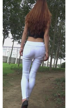 模拍白裤紧身露腰美女