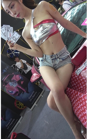 牛仔热裤车模小姐姐