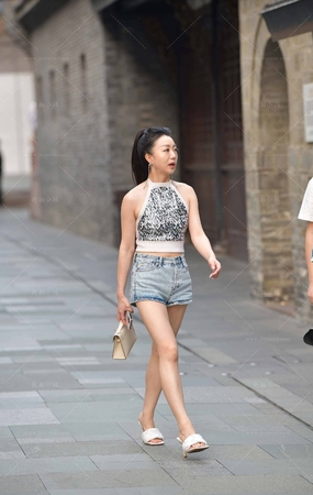 街拍美腿热裤马尾辫美女