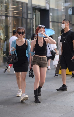 黑靴热裤美女