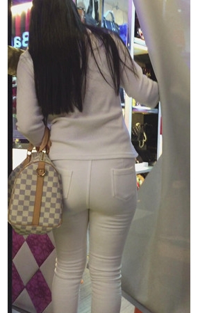 白裤紧身长发小妹