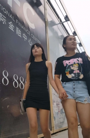 黑色连衣裙细腰圆润翘臀长发美眉