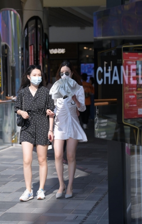 气质白裙美女