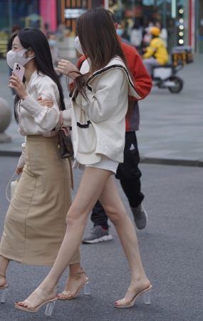热裤美腿小姐姐
