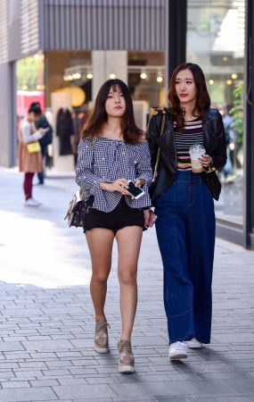 长腿热裤小美女-11P