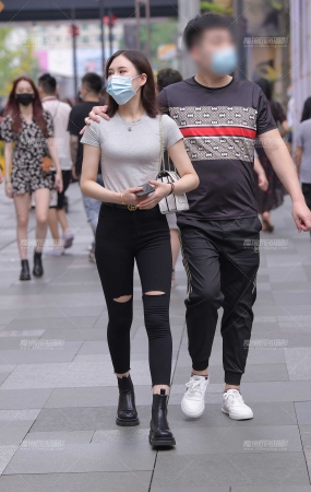 润臀紧身裤美女