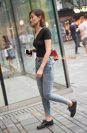 紧牛短发女