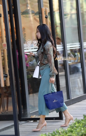 温文尔雅的绿裤美女