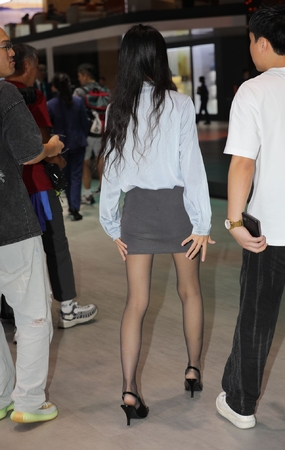 汽车主播浅黑si高跟细长美腿