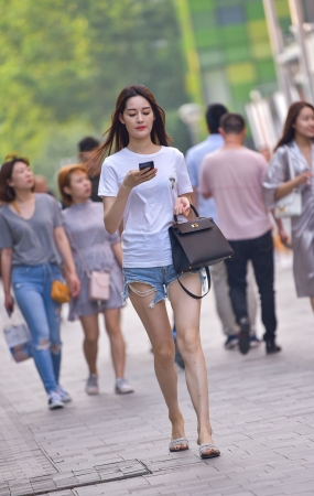 长腿热裤美女