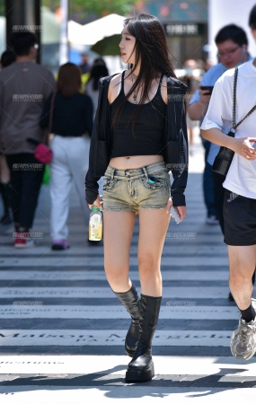 紧致牛仔热裤美女