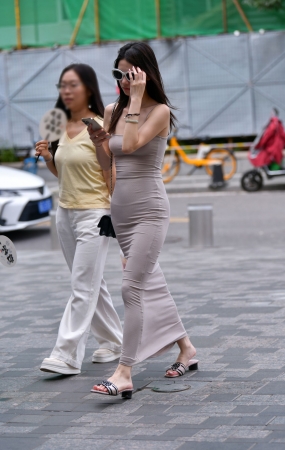 棉质灰长裙美女