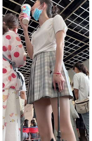 百褶裙美女