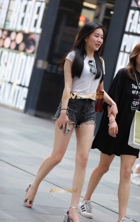 占满屏的大长腿美女