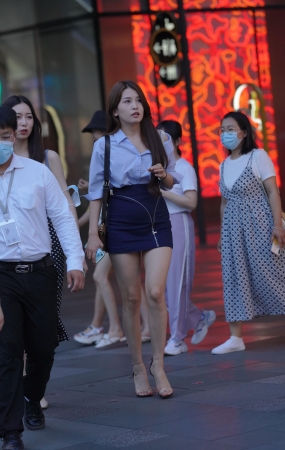 两个漂亮的小姐姐