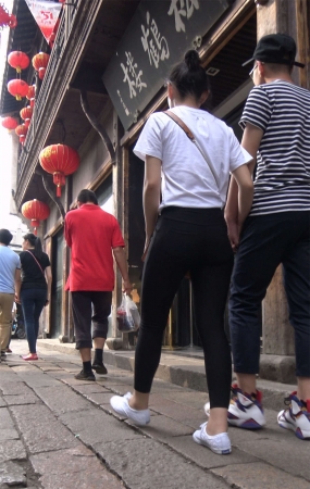 超级圆臀紧身黑裤白T恤小美女