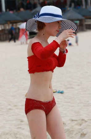沙滩美女原图