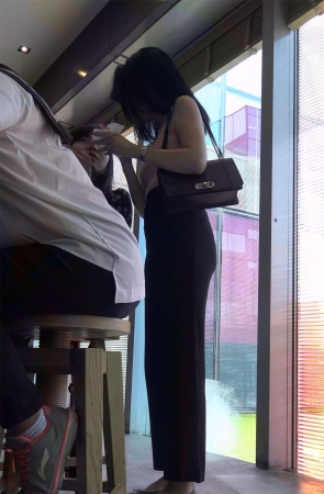 散步针织长裙美女