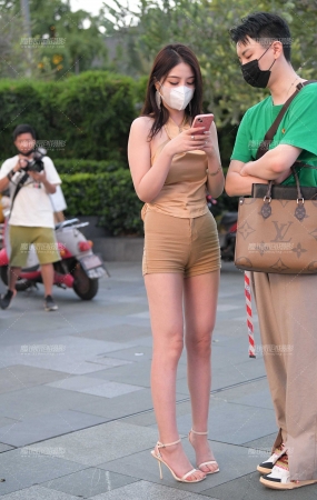 丰满的紧致热裤美女