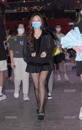 夜拍黑丝美眉