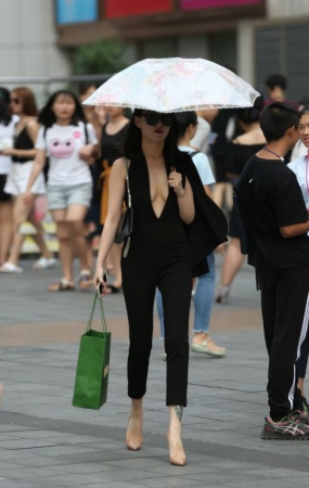 撑雨伞美女性感妩媚