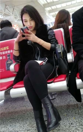4k-小清新气质黑丝袜靓女玩手机认真